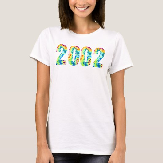 2002年生まれの誕生日パーティー マルチカラー タイダイ Tシャツ (正面)