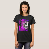 2002年生まれの19歳の女の子のための19歳の誕生日ギフト Tシャツ (正面フル)