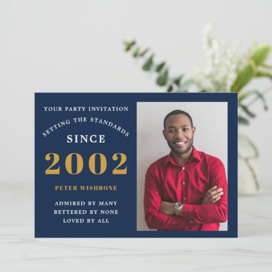 2002年21日誕生日の名前フォトブルー金ゴールド 招待状 (スタンド正面)