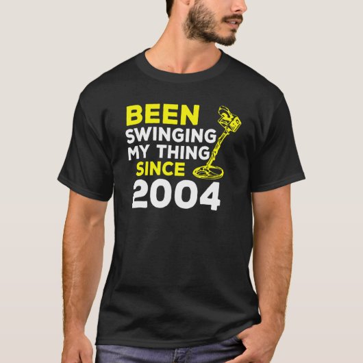 2004年からスイングし続けてる メタルディテクター H Tシャツ (正面)