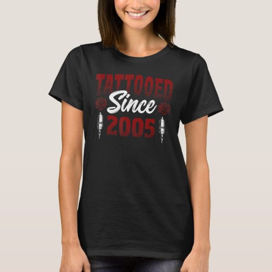 2005年以来の入れ墨レッドローズをテーマにした入れ墨ペン Tシャツ (正面)
