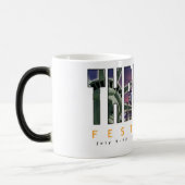 2008年のThrillerfestの変形させるマグ モーフィングマグカップ (左)