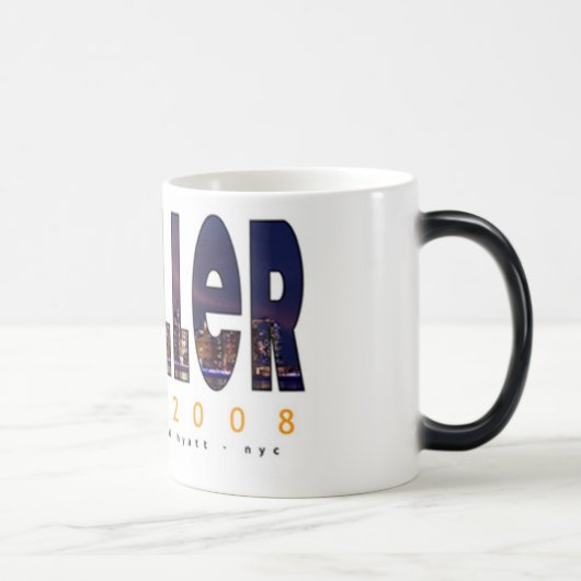 2008年のThrillerfestの変形させるマグ モーフィングマグカップ (右)