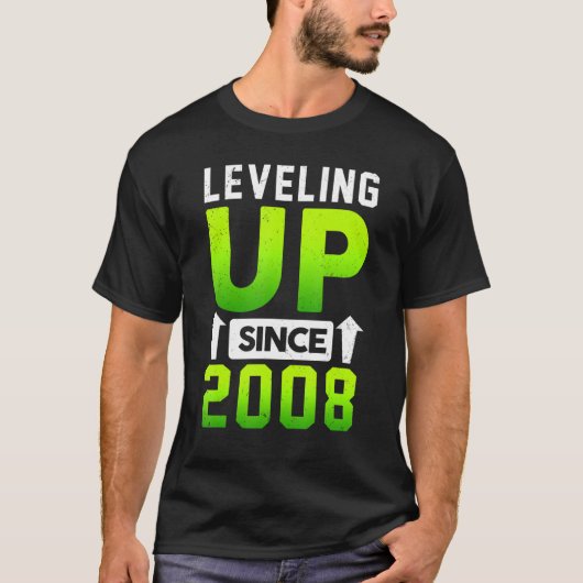 2008生まれ年のゲーマーB以降のゲームのレベルアップ Tシャツ (正面)