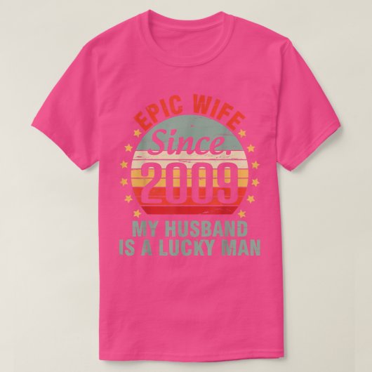 2009年以来の壮大な妻私の夫は幸運な男である13 Tシャツ (デザイン正面)