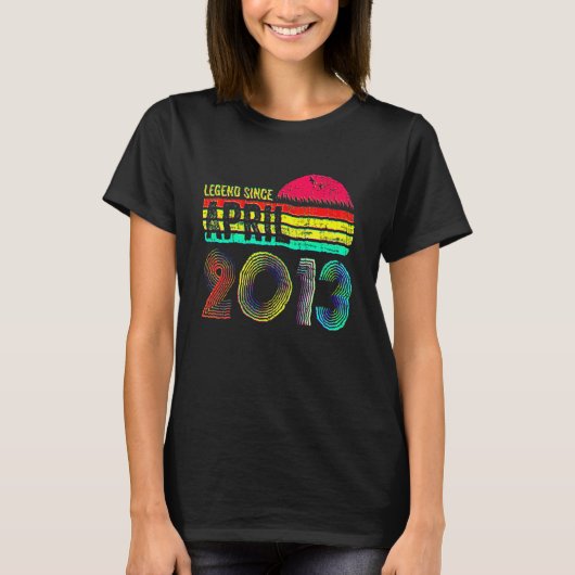 201年4月生まれのレジェンド 9歳のレトロ誕生日 Tシャツ (正面)