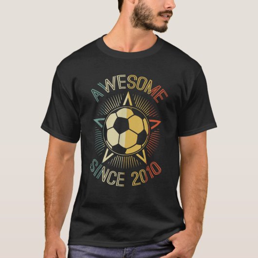 2010素晴らし年サッカー誕生日レトロチーム以来 Tシャツ (正面)