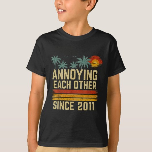 2011年からお互いイラつかせ合ってる カップル 既婚 Tシャツ (正面)