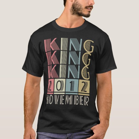 2012生まれ年11月のキング Tシャツ (正面)