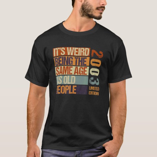 2014年に生まれた老人の同じ年齢であることがおかしい Tシャツ (正面)