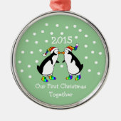 2015年の初めてのクリスマス（LGBTペンギン） メタルオーナメント (正面)