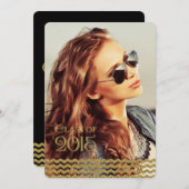 2015年卒業のブラックと金ゴールドのシェブロンのクラス 招待状 (正面/裏面)