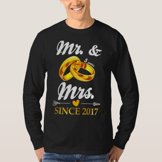 2017結婚年の2017年から結婚したのリングや輪Mr & Mrs Tシャツ (正面)