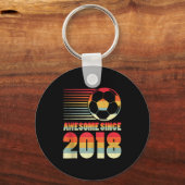 2018年生まれのサッカー8歳の誕生日タンクトップ キーホルダー (正面)