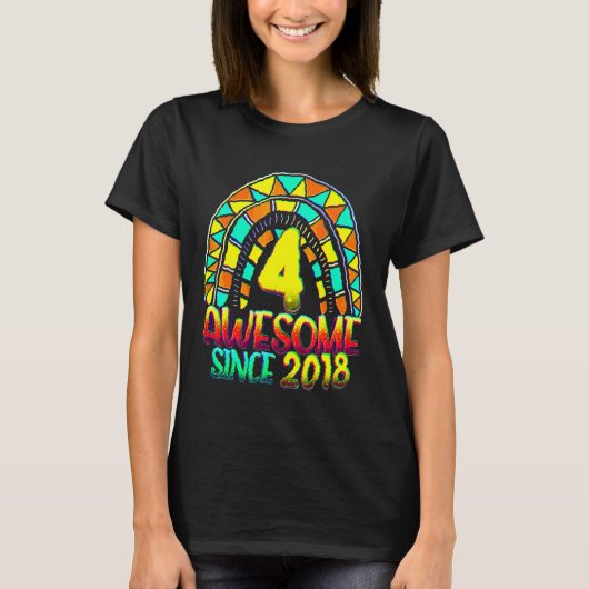 2018年生まれの虹色の誕生日おめでとう4歳の誕生日 Tシャツ (正面)