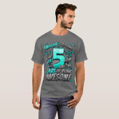2018年生まれの5歳 誕生日おめでとう コミック風デザイン Tシャツ (正面フル)