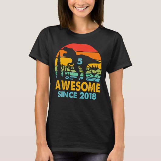 2018年素晴らし恐竜以来5番目の誕生日 Tシャツ (正面)