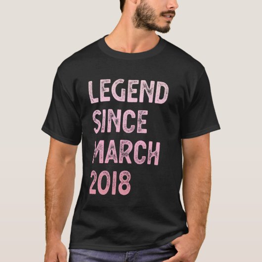 2018年3月生まれの伝説の7歳の誕生日 少年少女 Tシャツ (正面)