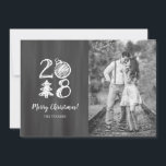 2018 Chalkboard Doodleクリスマスフォト シーズンカード<br><div class="desc">文字「2018」を形成するタイポグラフィとドードルのアイコンとチャックボードの背景を備えたユニークこのクリスマスカードのデザインを送信するときお洒落に、このクリスマスシーズンに家族や友人から"ohs and ahs"を取得！こ連絡のデザインを写真の数に合わせて変更するかもし、このデザインを製品に適用して一致するアイテムを作成する必要があります。6月2日までにDoodleLuluを見てくれてどうもありがとうバグデザイン!</div>