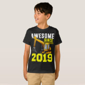 2019年以来の第3期素晴らし誕生日ショベル Tシャツ (正面フル)