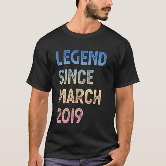 2019年3月生まれの伝説の6歳の男の子と女の子 Tシャツ (正面)