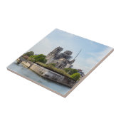 2019年4月16日、火災後のパリのノートルダム大聖堂 タイル (側面)