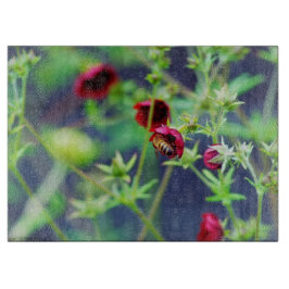 201.赤い花を持つミツバチ カッティングボード