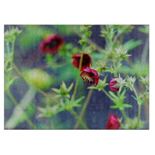 201.赤い花を持つミツバチ カッティングボード (正面)