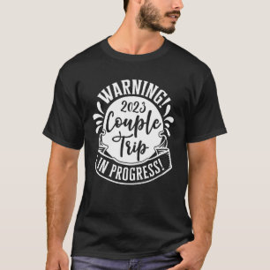 202警告年のカップル旅行進行中の休暇女性 Tシャツ