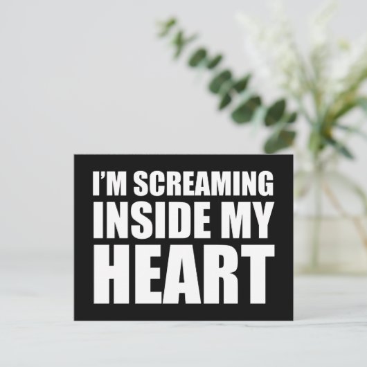 2020年のハートの中おもしろいで叫ぶミーム ポストカード (スタンド正面)