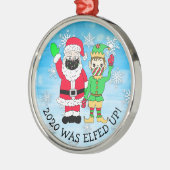 2020年はエルフも大変、面白いエルフとマスク姿のサンタ メタルオーナメント (左)