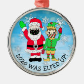 2020年はエルフも大変、面白いエルフとマスク姿のサンタ メタルオーナメント (正面)