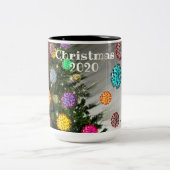 2020年クリスマスの卵子分子オーナメントの木 ツートーンマグカップ (中央)