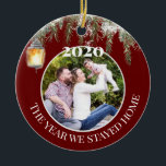 2020我々が家に滞在した年Covid写真 セラミックオーナメント<br><div class="desc">このデザインはデジタルアートを使って作られパーソナライズされたた。写真を変更したりカスタマイズ、自分の言葉を加えたりすることで提供された地域にあるかもしれない。私は連絡colorflowcreations@gmail.comで私はもし、このデザインを別の製品に持つ必要がある。オリジナル抽象芸術絵画アクリルをwww.etsy.com/shop/colorflowartで購入。www.facebook.com/colorflowcreations、www.instagram.com/colorflowcreations、www.twitter.com/colorflowart、後を追およびwww.pinterest.com/colorflowcreationsで自分の創造や自分の情報を見る。</div>