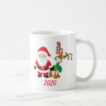 2020 Christmas Covid Reindeer Santaと顔マスク コーヒーマグカップ<br><div class="desc">このデザインはデジタルアートを通して作られたパーソナライズされた。クリックそのボタンと色を変えカスタマイズて、名前やイニシャルや単語を追加することによお気に入りのって作られた。私は連絡colorflowcreations@gmail.comで私はもし、このデザインを別の製品に持つ必要がある。オリジナル抽象芸術絵画アクリルをwww.etsy.com/shop/colorflowartで購入。www.facebook.com/colorflowcreations、www.instagram.com/colorflowcreations、www.twitter.com/colorflowart、後を追およびwww.pinterest.com/colorflowcreationsで自分の創造や自分の情報を見る</div>