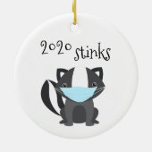 2020 Stinks Skunk Covidおもしろい顔マスク セラミックオーナメント (裏面)