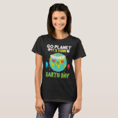 2021年おもしろい地球の日に行く惑星 Tシャツ (正面フル)