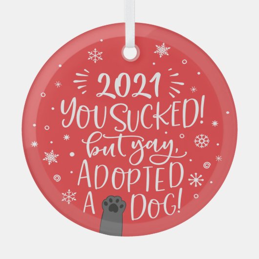 2021年は最悪だったけど、犬を飼ったから良い思い出、赤い記念品 ガラスオーナメント (正面)