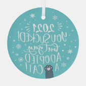 2021年は最悪だったけど、猫の里親になってよかった!青い記念品が楽しい ガラスオーナメント (裏面)