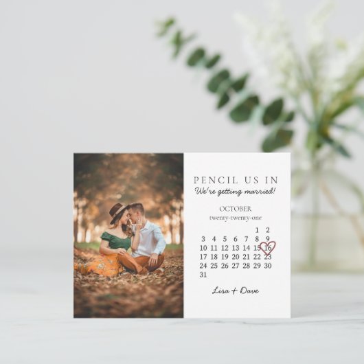 2021年10月の日付を保存するカレンダーピンクハート ポストカード (スタンド正面)