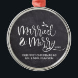 2021我々の初めてのクリスマス結婚したメリーChalkboard メタルオーナメント<br><div class="desc">私たちの木の上で常にそれを構成する傾向があるオーナメントはパーソナライズされたある。こカスタマイズのオーナメントは君の初めてのクリスマスをミスターとミセスとして何年も思い出す来こと田舎風の黒板の背感じ景。</div>