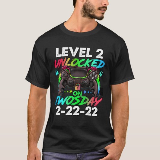 2022おもしろい年2月2日Level 2 Unlocked 2誕生 Tシャツ (正面)