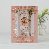 2022ミニマル Gradパーティースクリプトピンクオーバーレイ写真 箔招待状 (立ち正面)