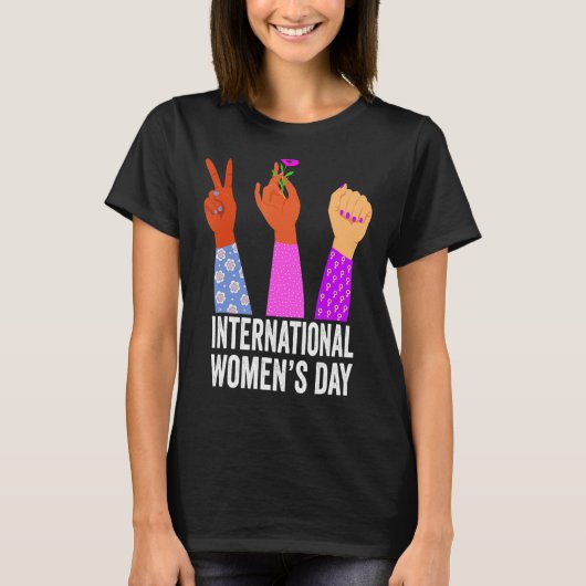 2022国際的年の女性のバイアスデー Tシャツ (正面)