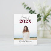 2022年のモダンバーガンディ・スクリプト・グラッド写真クラス ポストカード (スタンド正面)