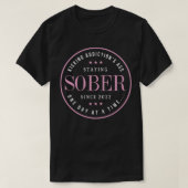 2022年以来のSober Womeのための汚れ回復引用文 Tシャツ (デザイン正面)
