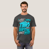 2022年生まれの2歳 誕生日おめでとう コミック風デザイン Tシャツ (正面フル)