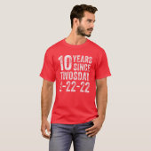 2022年2月10日誕生日22日10生まれ歳2月 Tシャツ (正面フル)