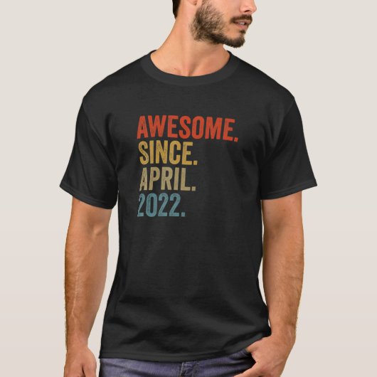 2022素晴らし年4月1日誕生日ヴィンテージリター以降 Tシャツ (正面)