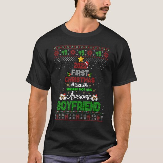 2022 First Christmas With My Smokin Hot And Boyfri Tシャツ (正面)